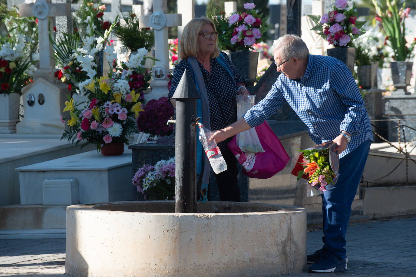 El grupo Miskorus puso la nota musical en el camposanto de Jesús, donde el obispo Lorca Planes ofició una misa. 