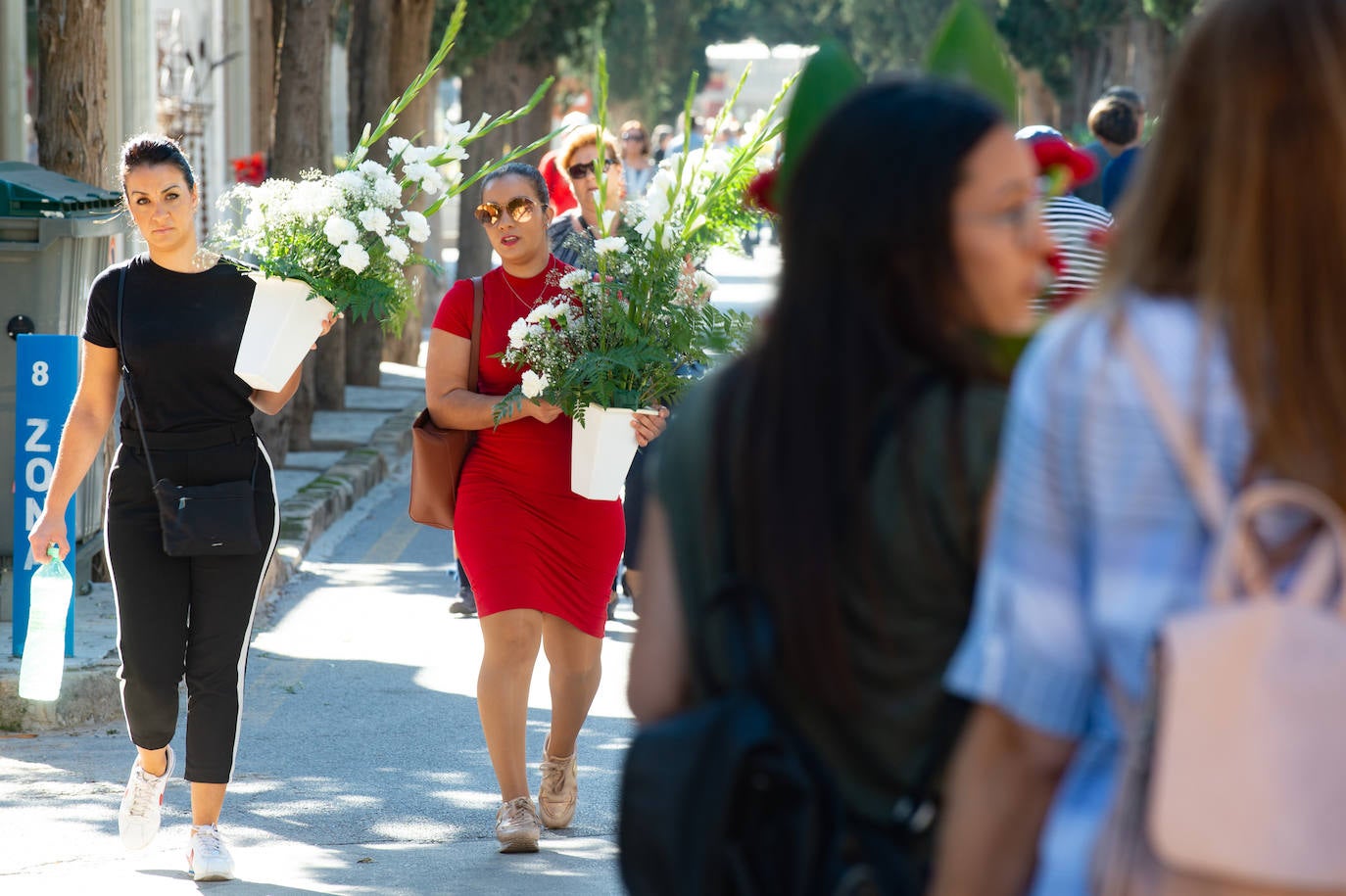 El grupo Miskorus puso la nota musical en el camposanto de Jesús, donde el obispo Lorca Planes ofició una misa. 