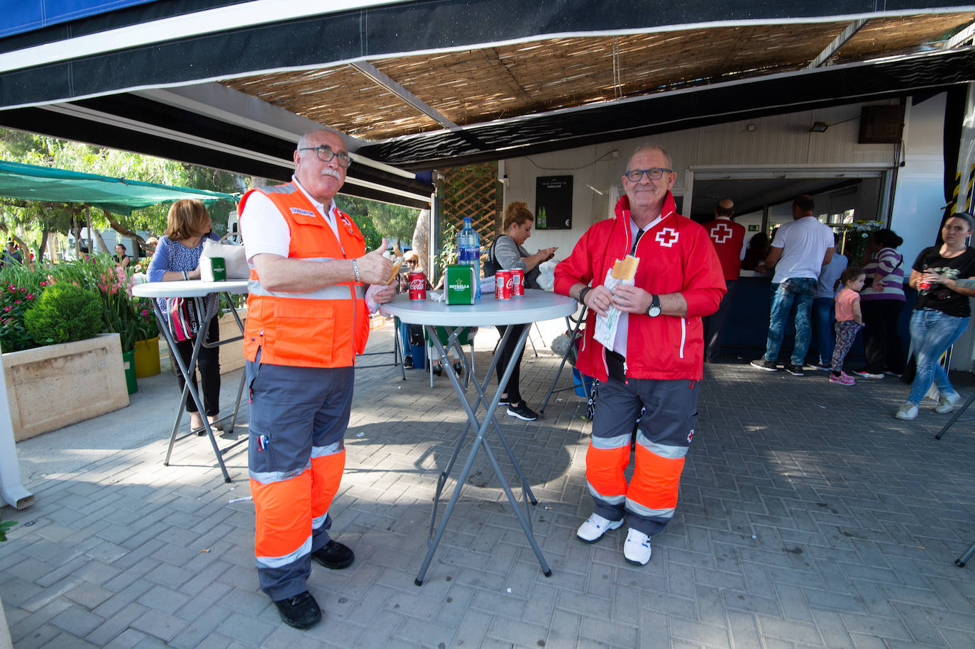 El grupo Miskorus puso la nota musical en el camposanto de Jesús, donde el obispo Lorca Planes ofició una misa. 