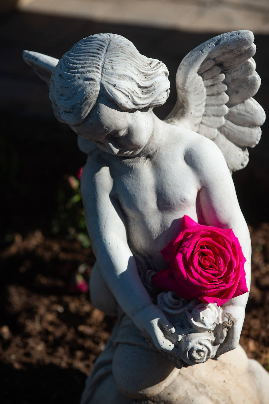 El grupo Miskorus puso la nota musical en el camposanto de Jesús, donde el obispo Lorca Planes ofició una misa. 