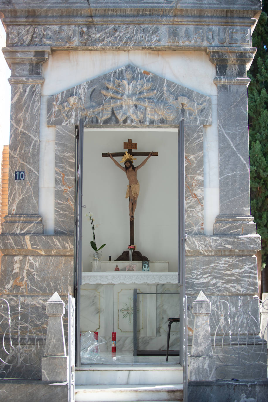 El grupo Miskorus puso la nota musical en el camposanto de Jesús, donde el obispo Lorca Planes ofició una misa. 