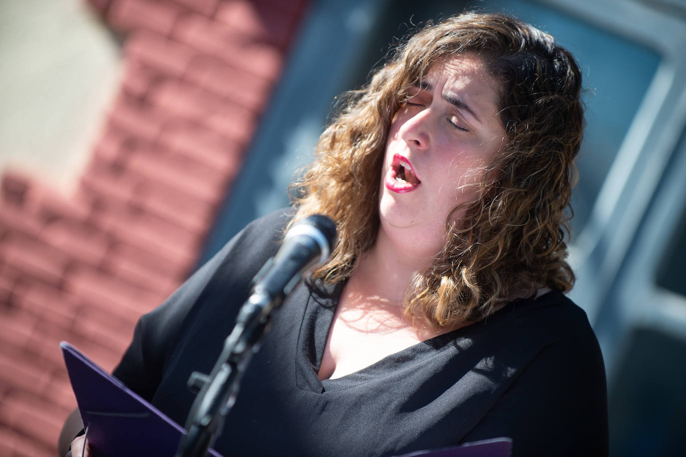 El grupo Miskorus puso la nota musical en el camposanto de Jesús, donde el obispo Lorca Planes ofició una misa. 