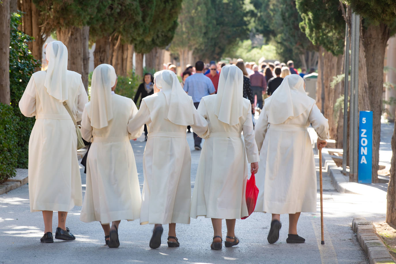El grupo Miskorus puso la nota musical en el camposanto de Jesús, donde el obispo Lorca Planes ofició una misa. 