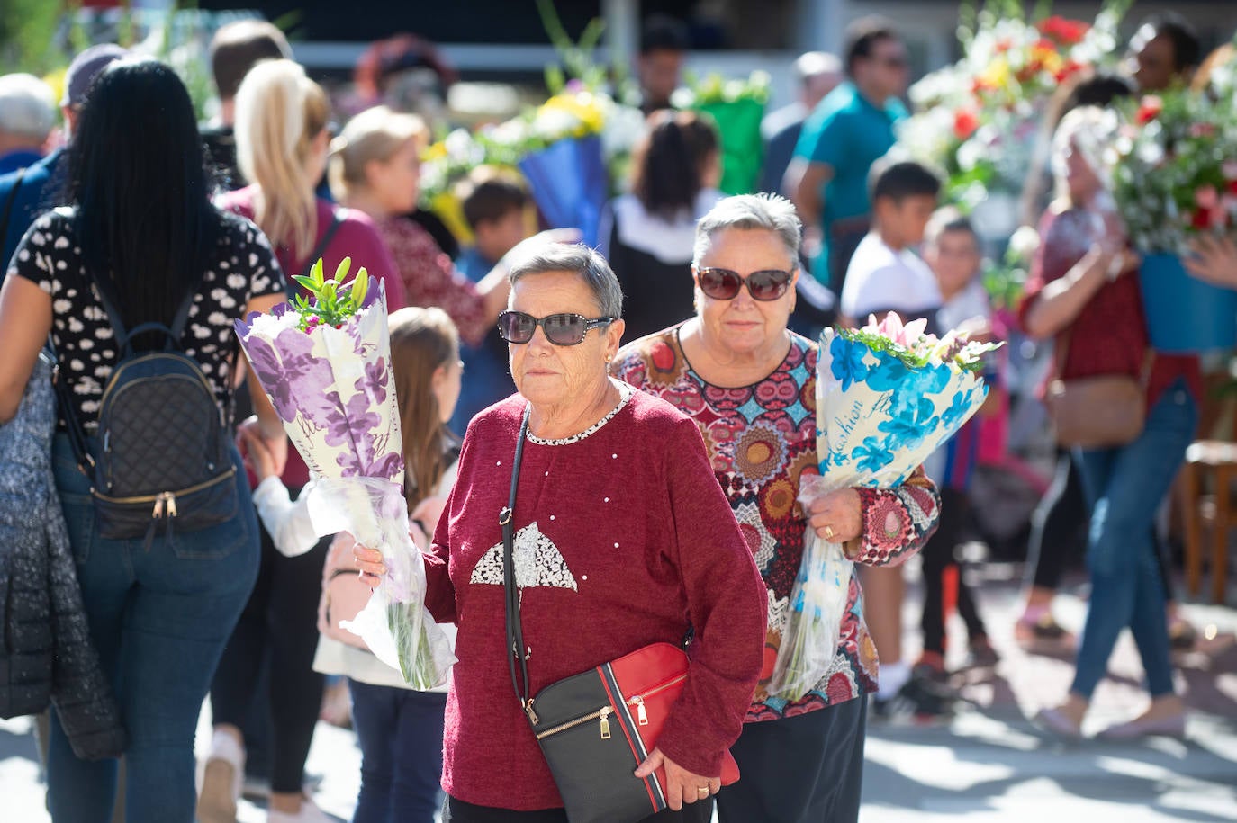 El grupo Miskorus puso la nota musical en el camposanto de Jesús, donde el obispo Lorca Planes ofició una misa. 