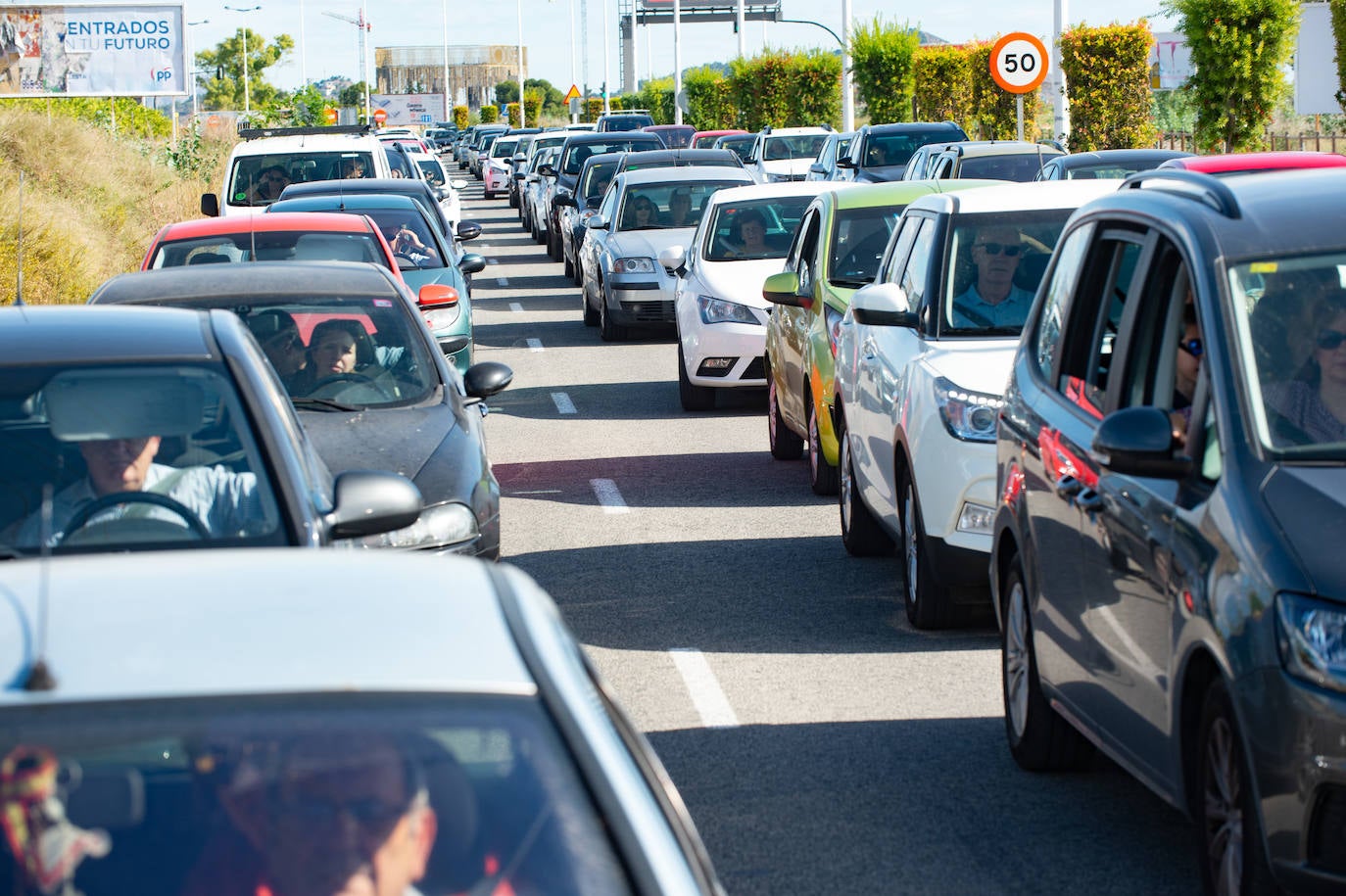 El grupo Miskorus puso la nota musical en el camposanto de Jesús, donde el obispo Lorca Planes ofició una misa. 