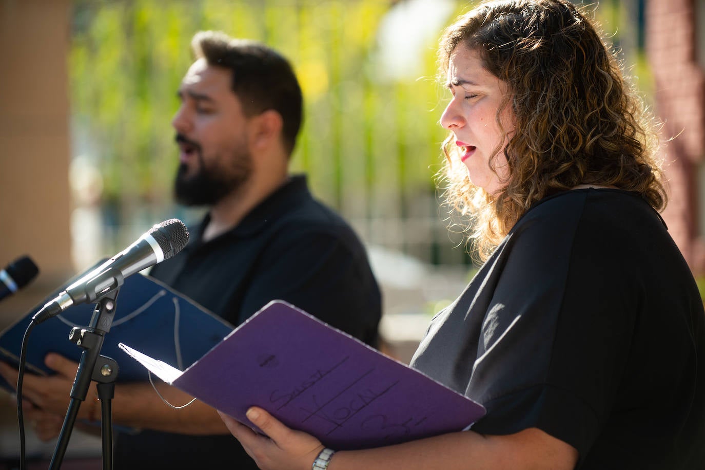 El grupo Miskorus puso la nota musical en el camposanto de Jesús, donde el obispo Lorca Planes ofició una misa. 