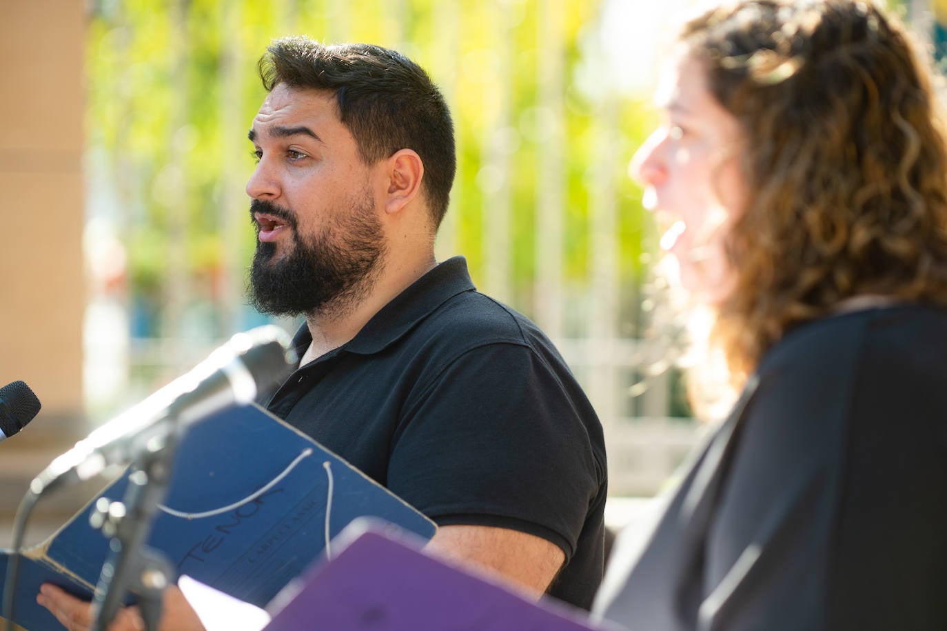 El grupo Miskorus puso la nota musical en el camposanto de Jesús, donde el obispo Lorca Planes ofició una misa. 
