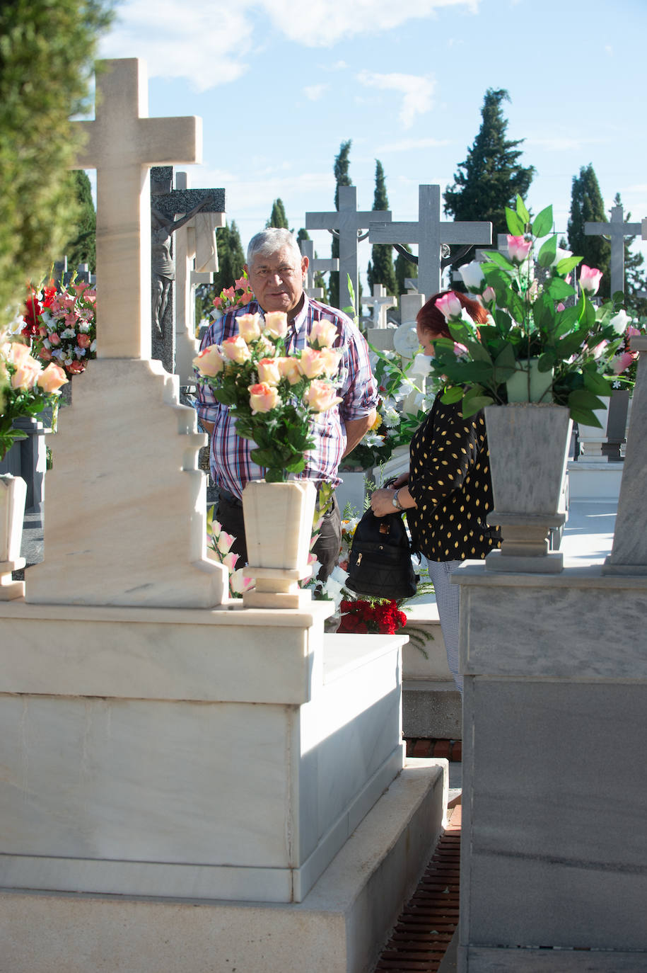 El grupo Miskorus puso la nota musical en el camposanto de Jesús, donde el obispo Lorca Planes ofició una misa. 