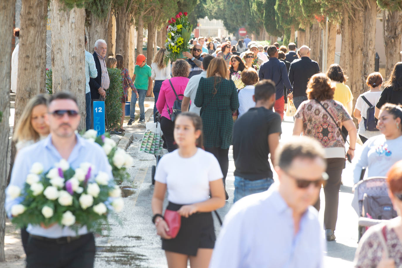 El grupo Miskorus puso la nota musical en el camposanto de Jesús, donde el obispo Lorca Planes ofició una misa. 