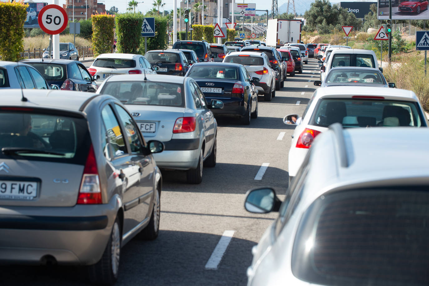 El grupo Miskorus puso la nota musical en el camposanto de Jesús, donde el obispo Lorca Planes ofició una misa. 