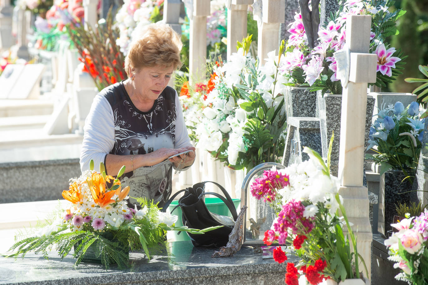 El grupo Miskorus puso la nota musical en el camposanto de Jesús, donde el obispo Lorca Planes ofició una misa. 