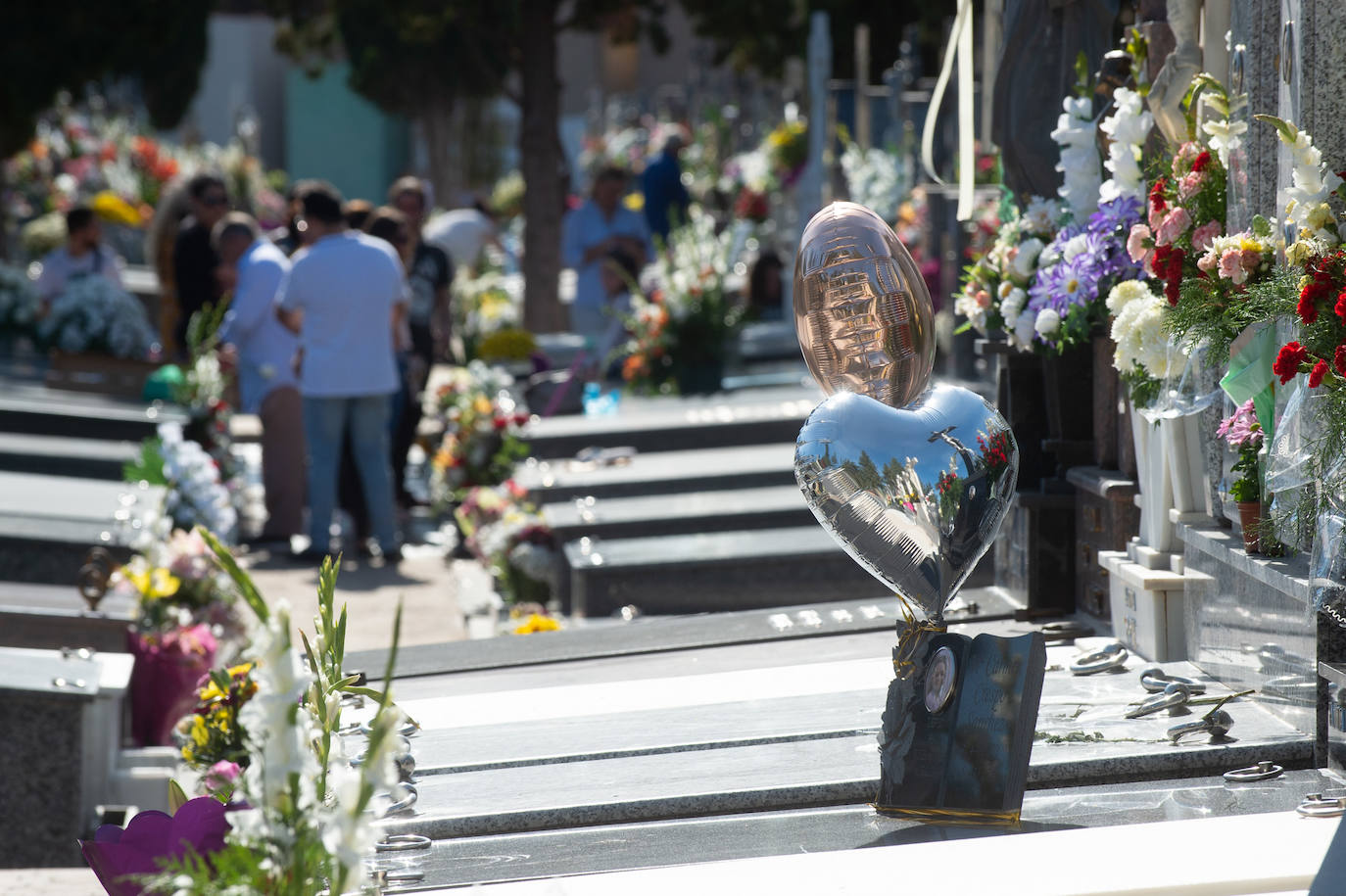 El grupo Miskorus puso la nota musical en el camposanto de Jesús, donde el obispo Lorca Planes ofició una misa. 