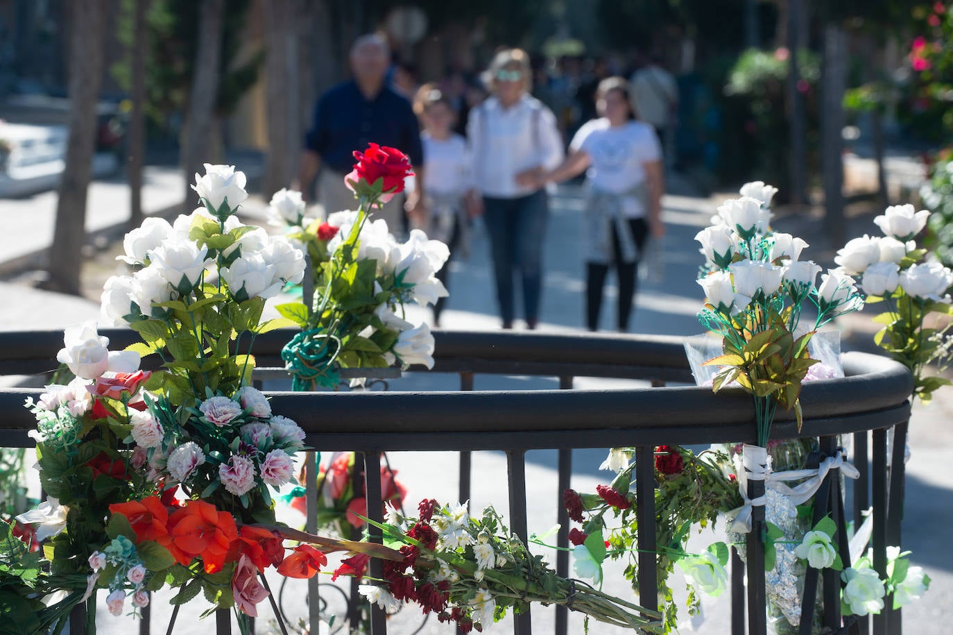 El grupo Miskorus puso la nota musical en el camposanto de Jesús, donde el obispo Lorca Planes ofició una misa. 