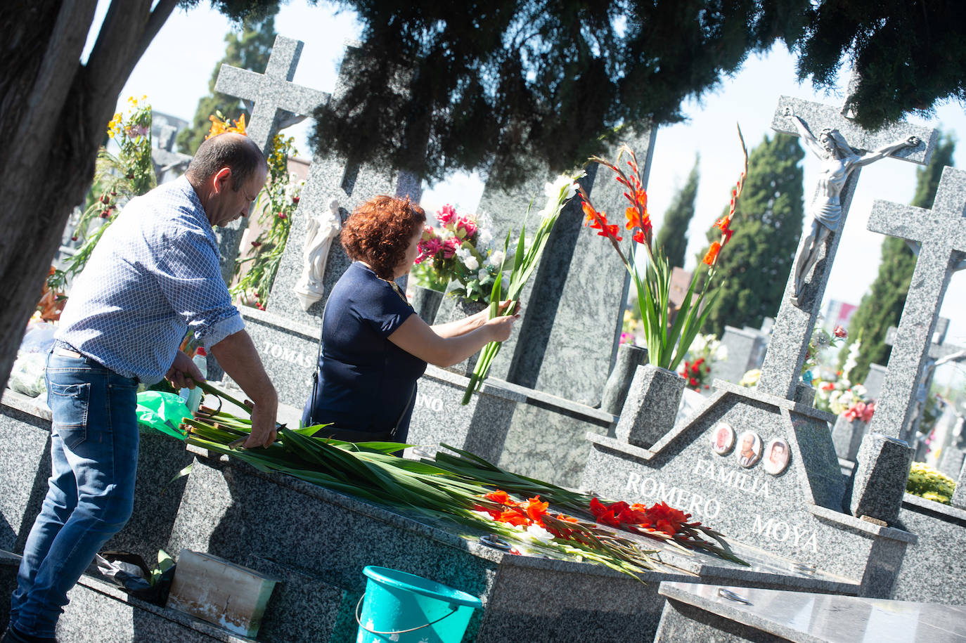 El grupo Miskorus puso la nota musical en el camposanto de Jesús, donde el obispo Lorca Planes ofició una misa. 