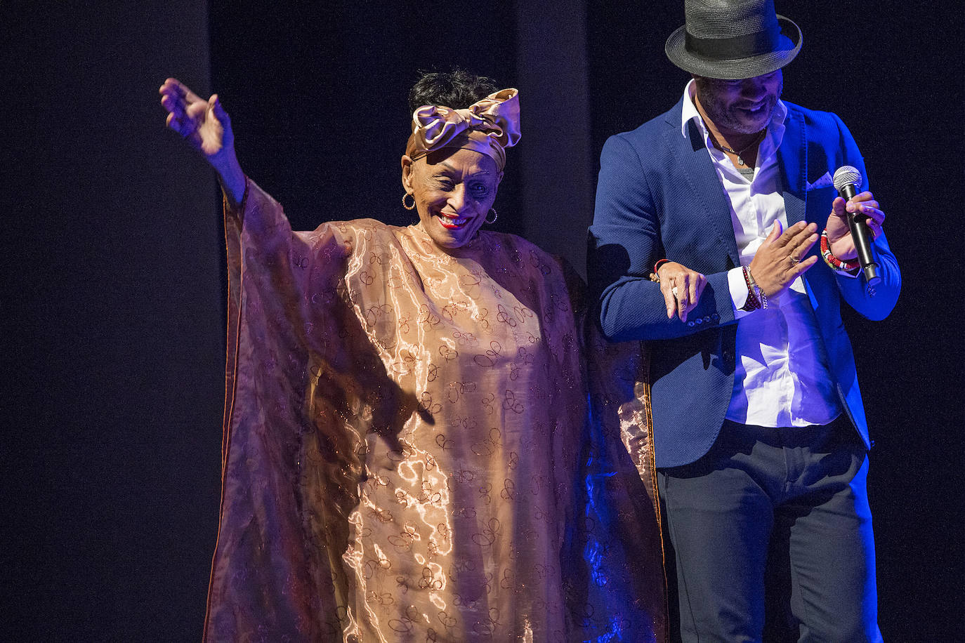 La gran dama de Cayo Hueso inaugura la 39 edición del Cartagena Jazz con la emoción como factor dominante en 'El último beso'.