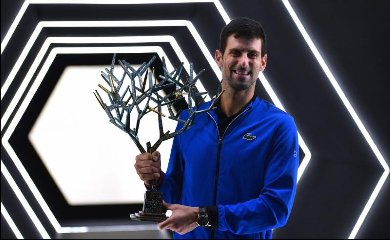 Djokovic posa con el trofeo logrado en París. 