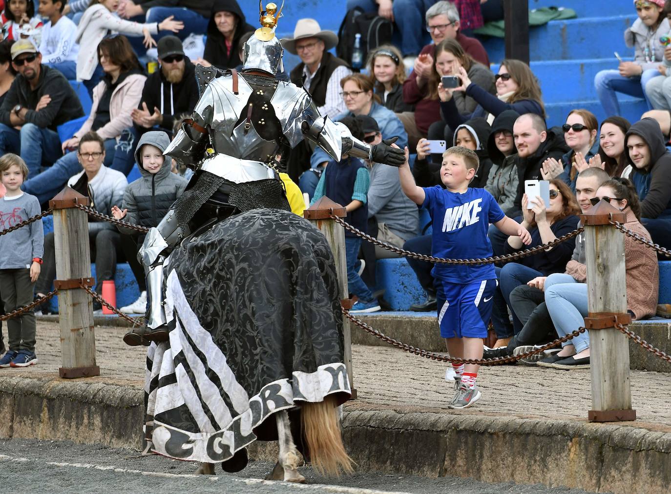 El castillo Kyral en Leigh Creek, a unos cien kilómetros de Melbourne, es testigo de una batalla de justas entre australianos e ingleses que recrea las batallas que vivieron en siglos anteriores.