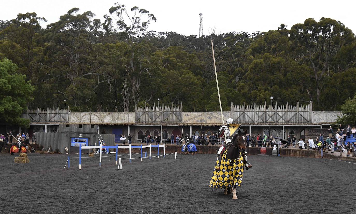 El castillo Kyral en Leigh Creek, a unos cien kilómetros de Melbourne, es testigo de una batalla de justas entre australianos e ingleses que recrea las batallas que vivieron en siglos anteriores.