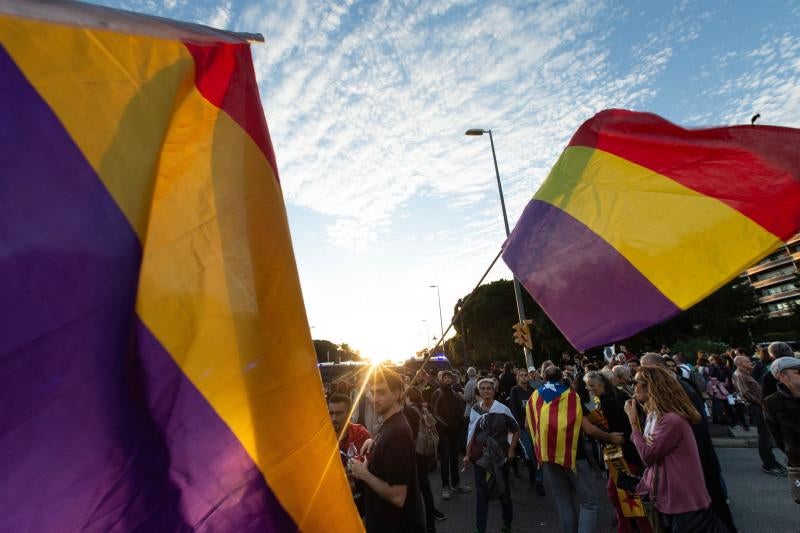 Fotos: Manifestantes y partidos independentistas boicotean el acto del Rey en Barcelona