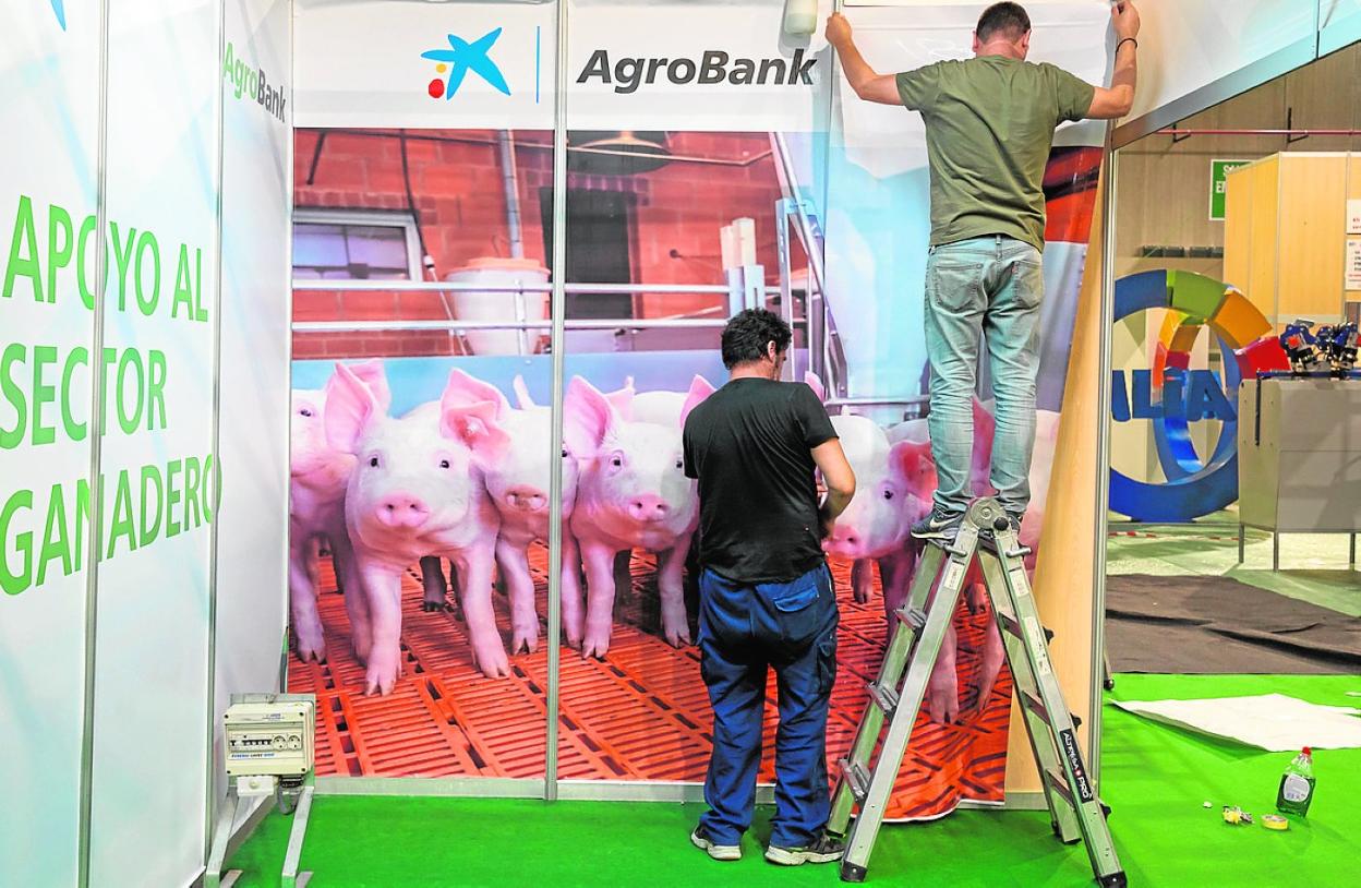 Montaje de uno de los expositores de Sepor, este fin de semana. 