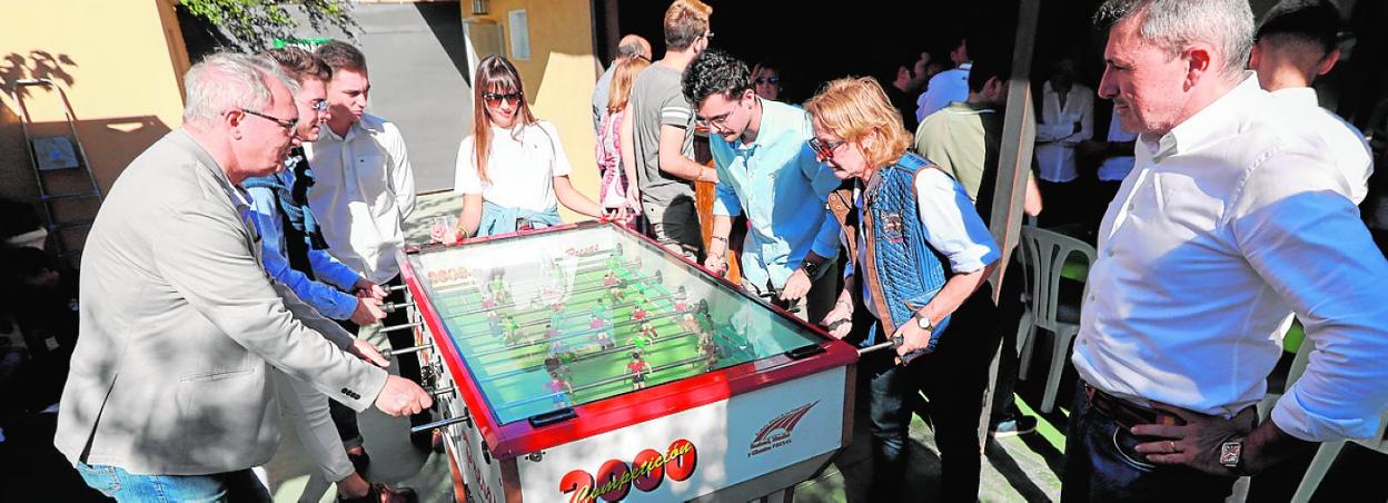 Lourdes Méndez juega al futbolín con otros dirigentes de Vox, ayer en Aljucer. 