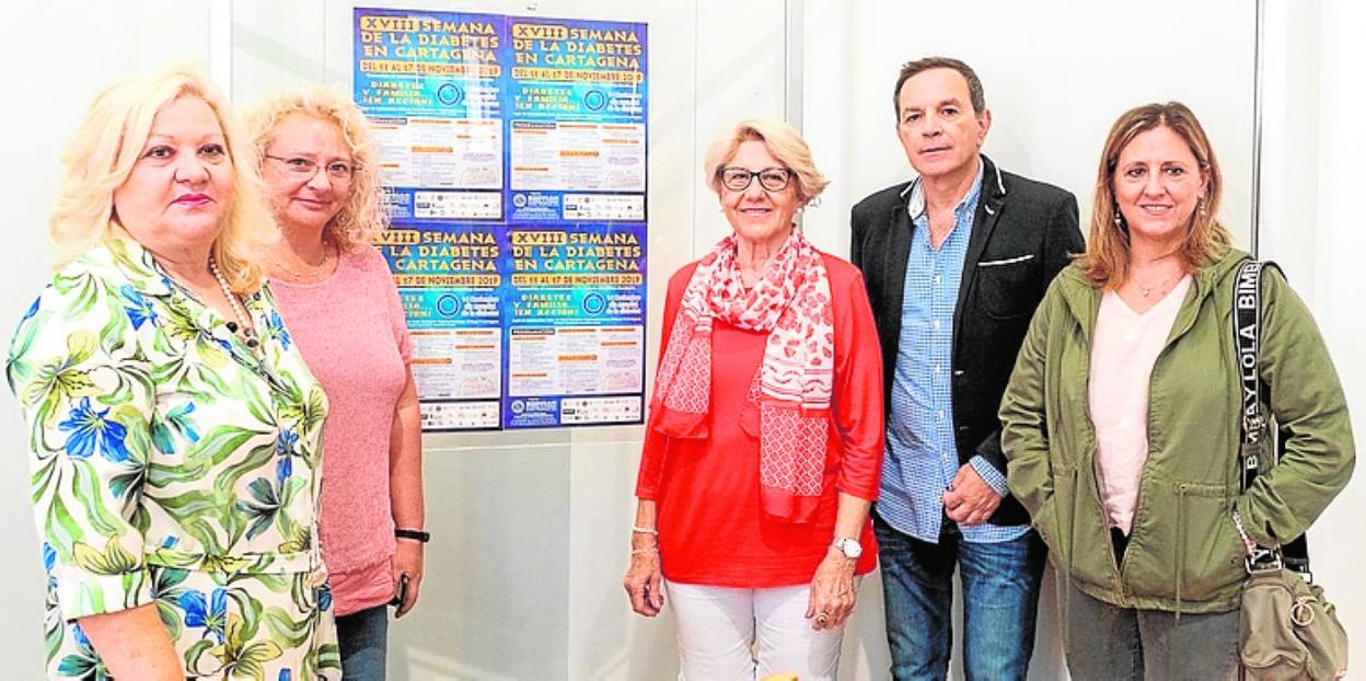 Delegados municipales y de Sodicar, ante el cartel anunciador. 