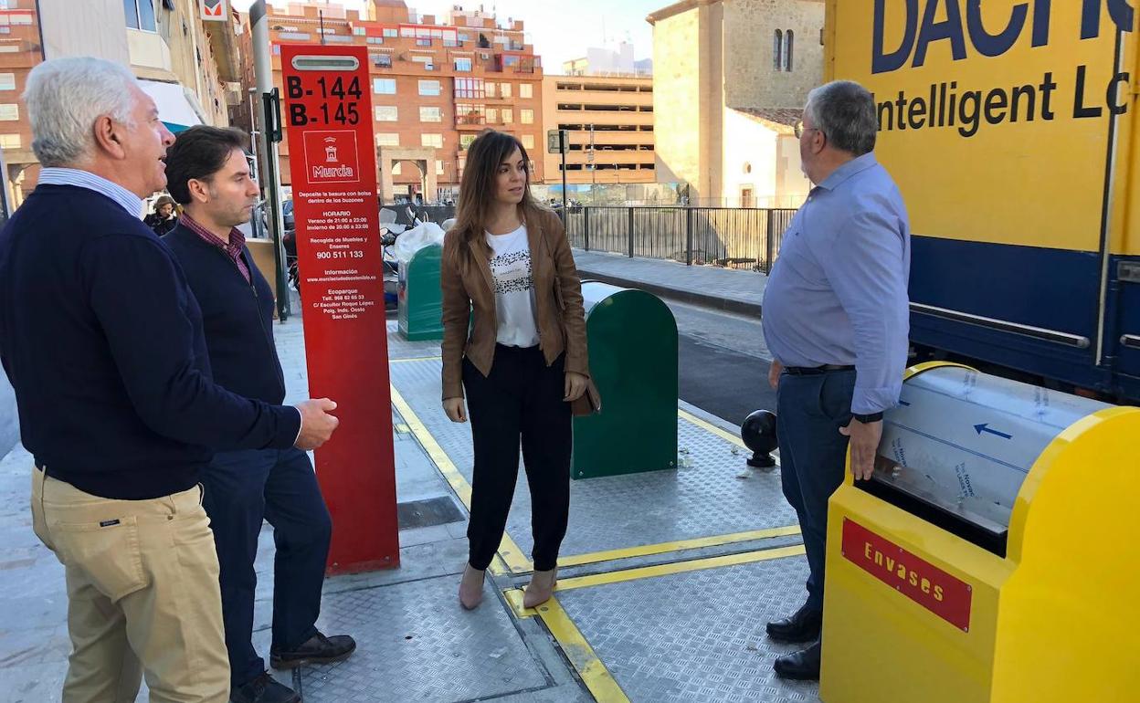 La concejala Rebeca Pérez, este martes, comprobando el funcionamiento de los contenedores.