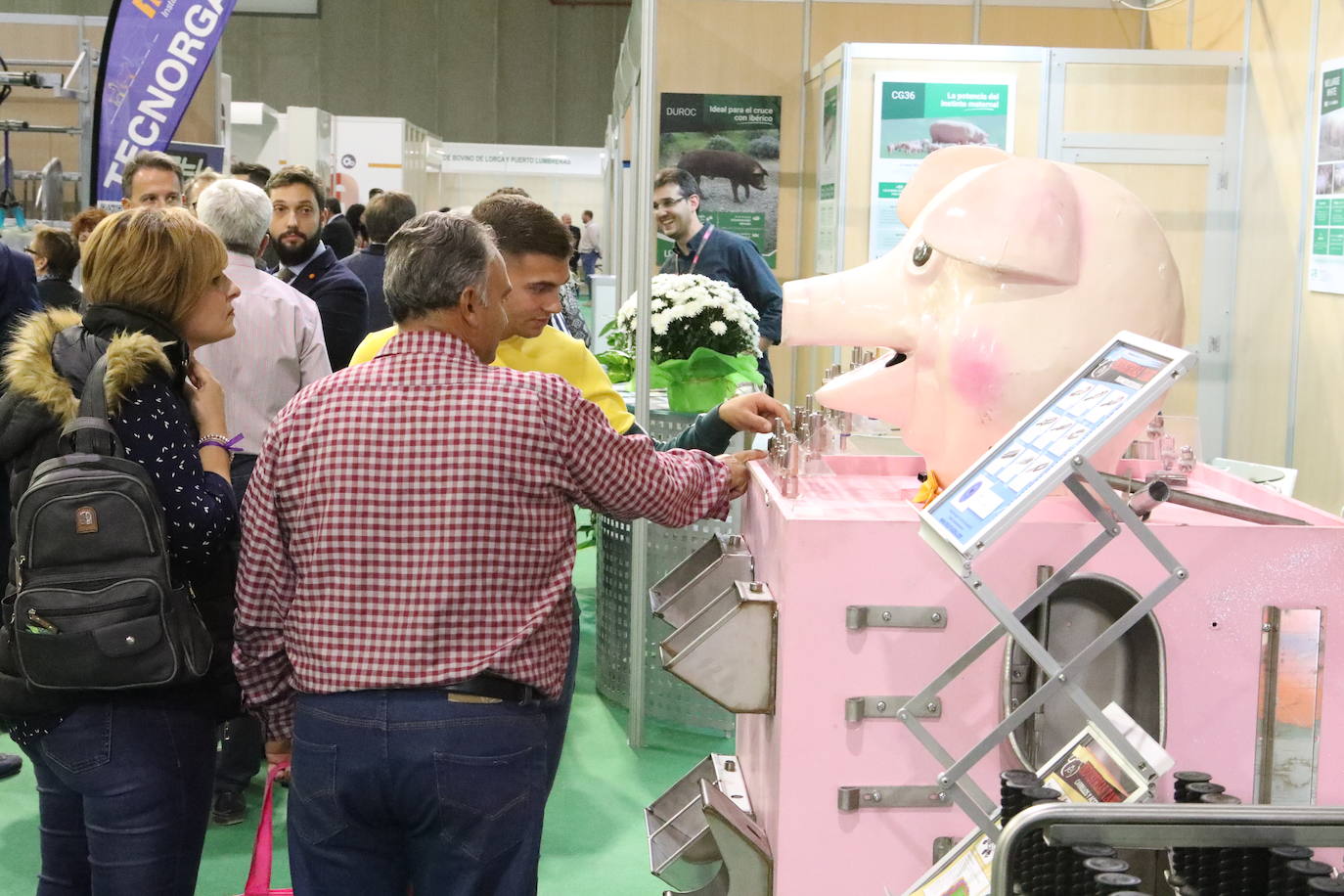 El presidente López Miras y el alcalde destacan la importancia de un sector que en la Región cuenta con 1.500 granjas.