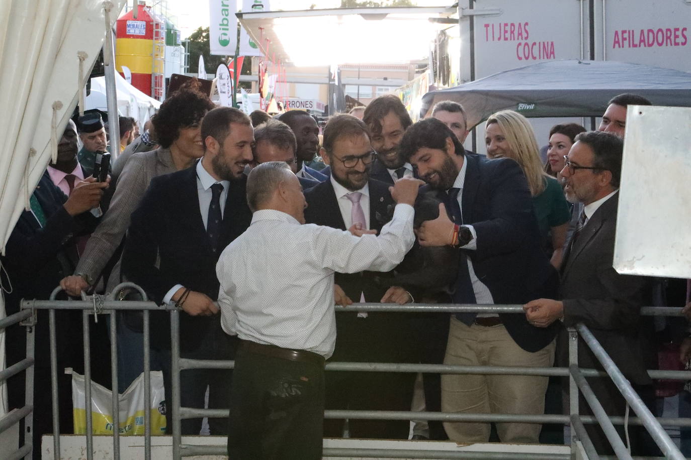 El presidente López Miras y el alcalde destacan la importancia de un sector que en la Región cuenta con 1.500 granjas.