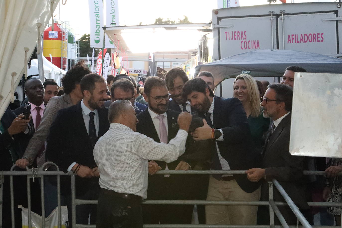 El presidente López Miras y el alcalde destacan la importancia de un sector que en la Región cuenta con 1.500 granjas.