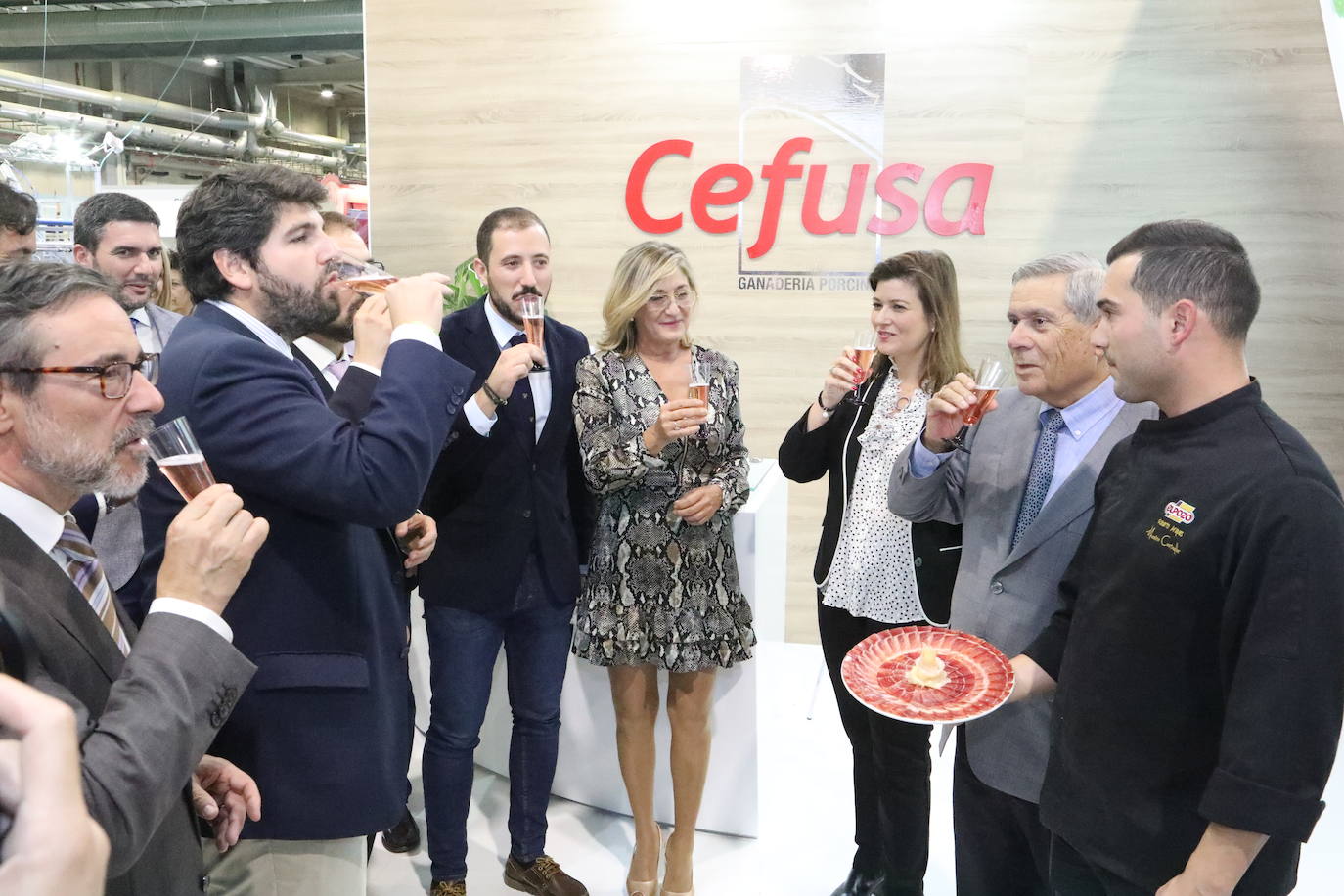 El presidente López Miras y el alcalde destacan la importancia de un sector que en la Región cuenta con 1.500 granjas.