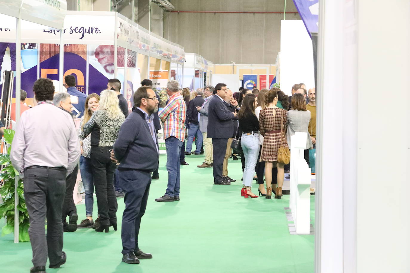 El presidente López Miras y el alcalde destacan la importancia de un sector que en la Región cuenta con 1.500 granjas.