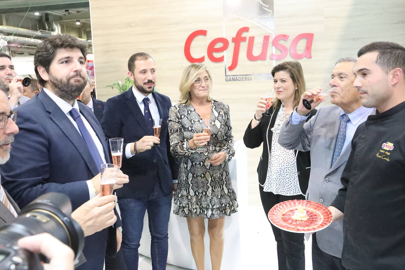 El presidente López Miras y el alcalde destacan la importancia de un sector que en la Región cuenta con 1.500 granjas.