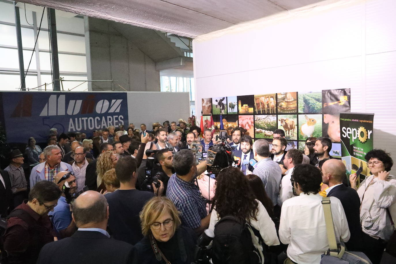 El presidente López Miras y el alcalde destacan la importancia de un sector que en la Región cuenta con 1.500 granjas.