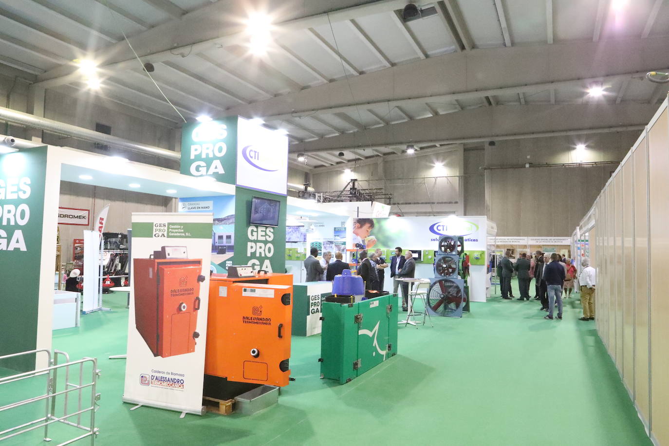 El presidente López Miras y el alcalde destacan la importancia de un sector que en la Región cuenta con 1.500 granjas.