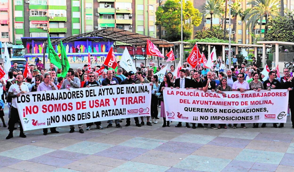 Los trabajadores, durante la protesta celebrada el lunes. 