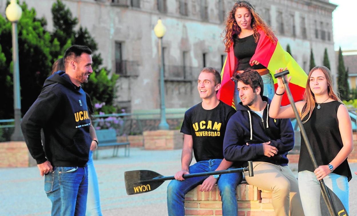 Saúl Craviotto charla con alumnos de la UCAM, ayer, en Los Jerónimos. 