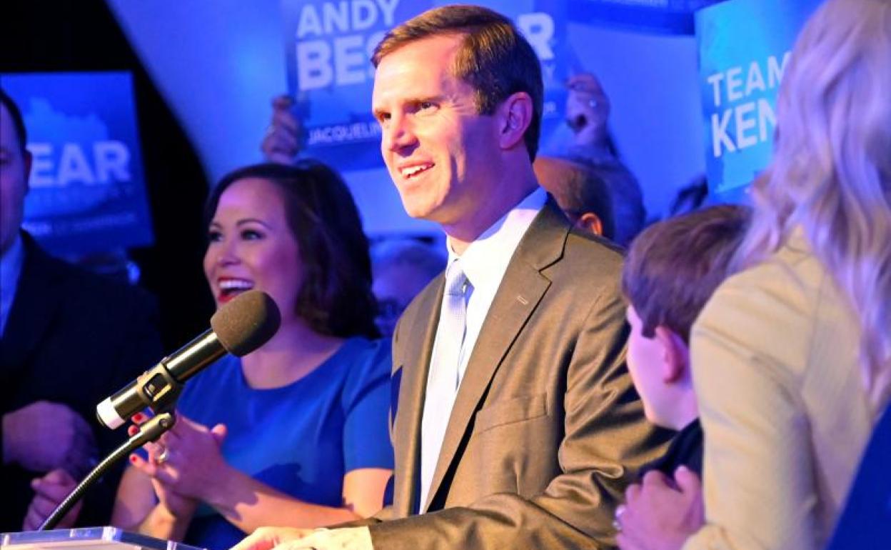 El demócrata Andy Beshear da un discurso tras ser elegido gobernador en Kentucky.
