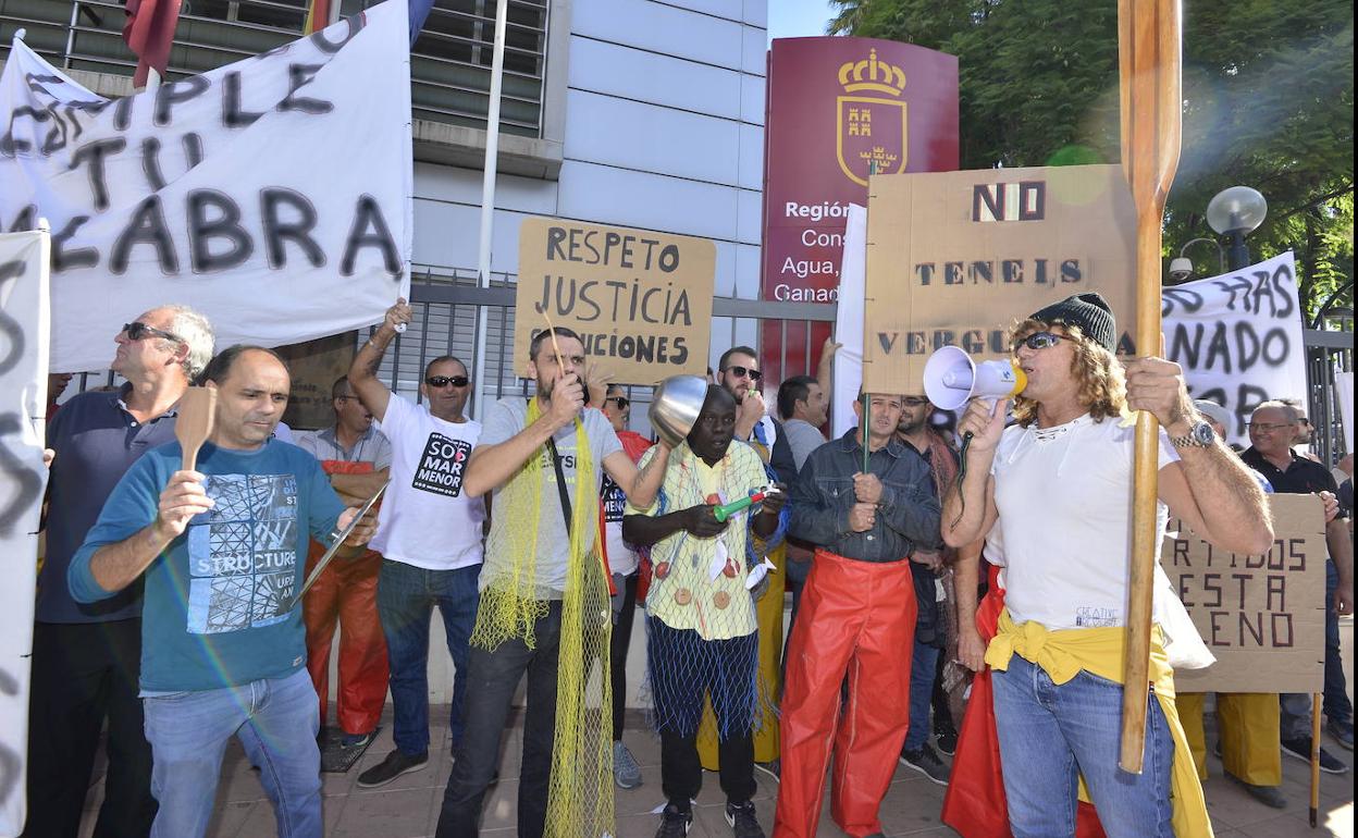Imagen de la protesta a las puertas de la Consejería de Agricultura.