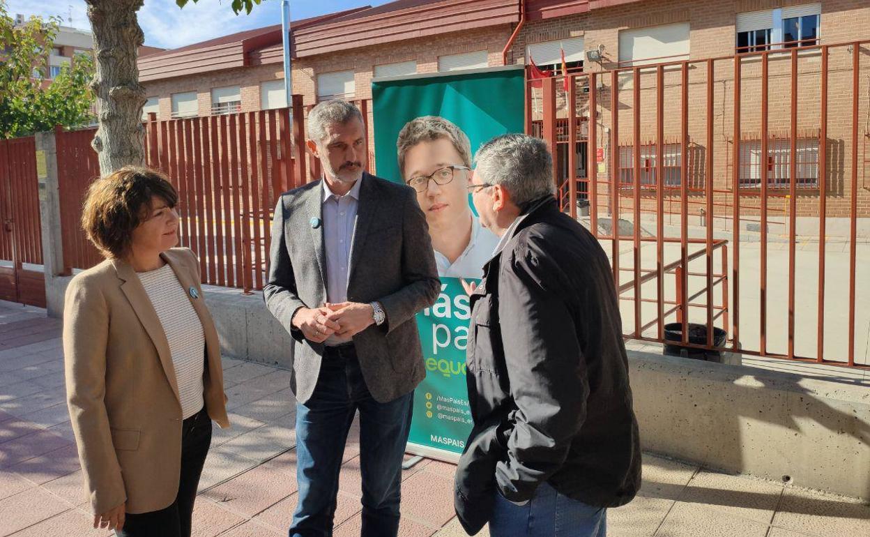 María Giménez y Óscar Urralburu, este miércoles, en el colegio Juan XXIII de Murcia.