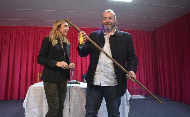 El pedáneo de Aljucer, Eugenio Vélez, anoche, tras recibir el bastón de mando. 