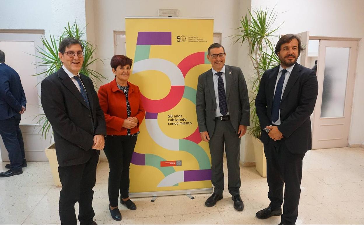 Manuel Villegas, Carmen Robles, José Luján y Miguel Motas, este jueves, en la Facultad de Medicina.