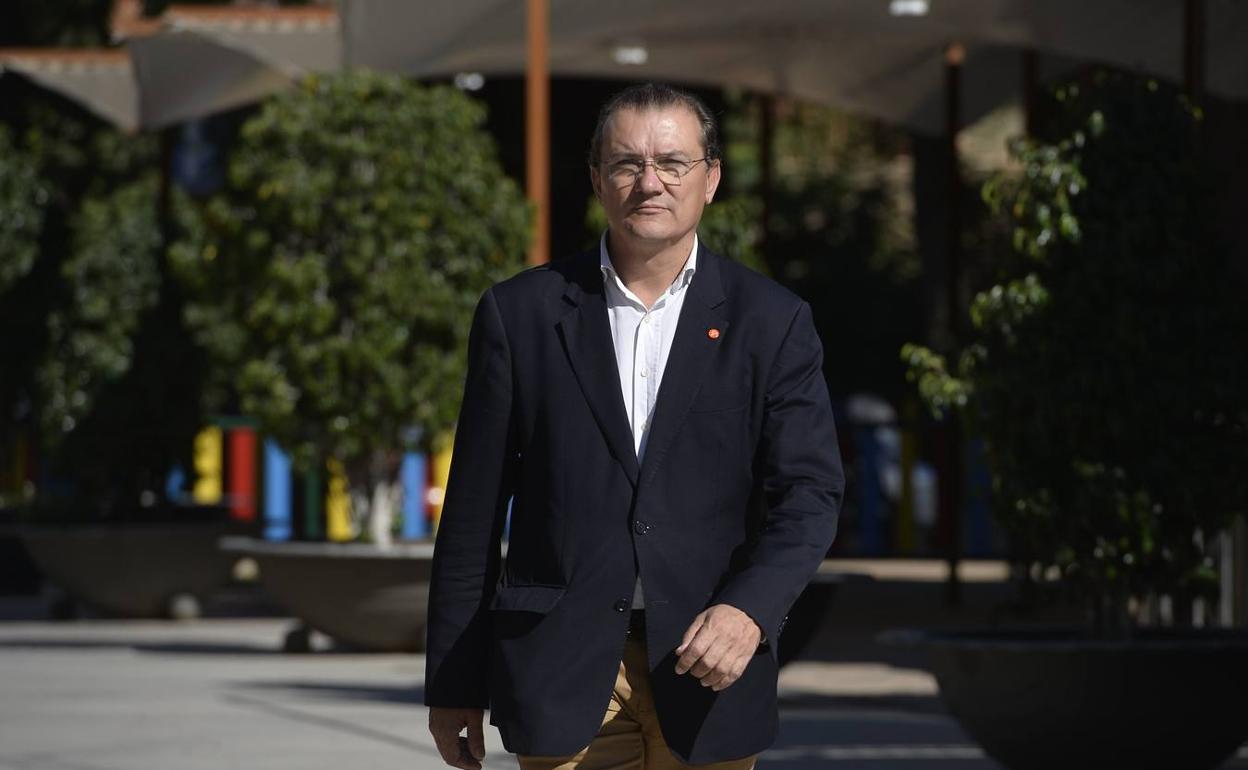 Miguel Garaulet, junto a la sede de Ciudadanos en Murcia, esta semana. :: 