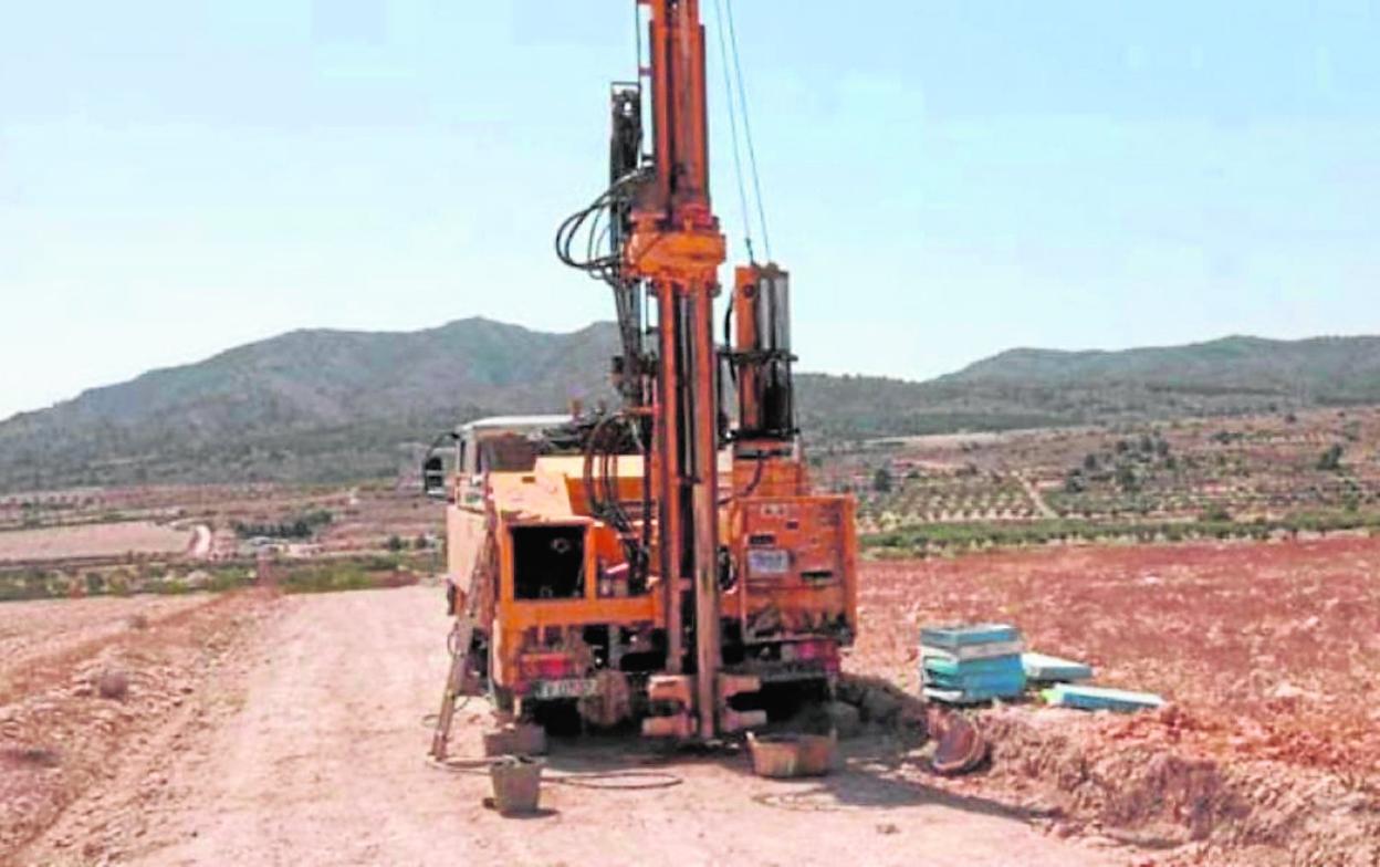 Un tractor trabaja en una parte del último trayecto de la A-33, esta semana. 