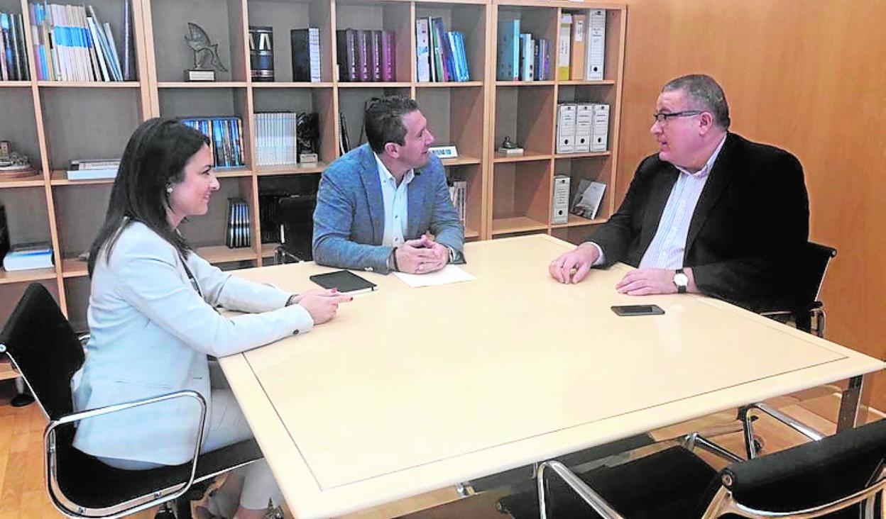 La concejal Alejandra Martínez, Moreno y Bernabé. 