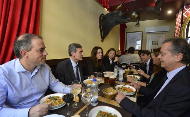 Comida con sus asesores Manuel Díaz, Gema Pérez, Elena Ayuso, José Miguel Moreno, Patricia del Coso y Francisco Ferrer. 