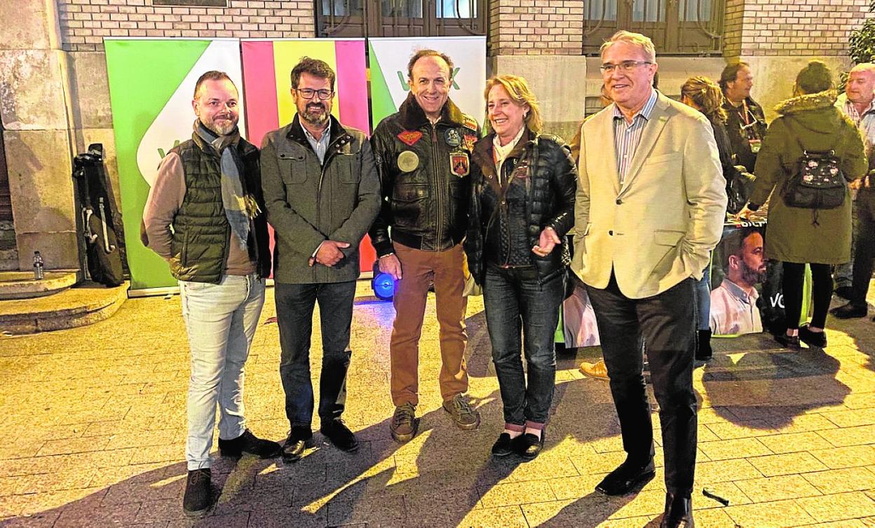 Los candidatos de Vox al Congreso y el Senado, ayer en la plaza de Santo Domingo de Murcia. 