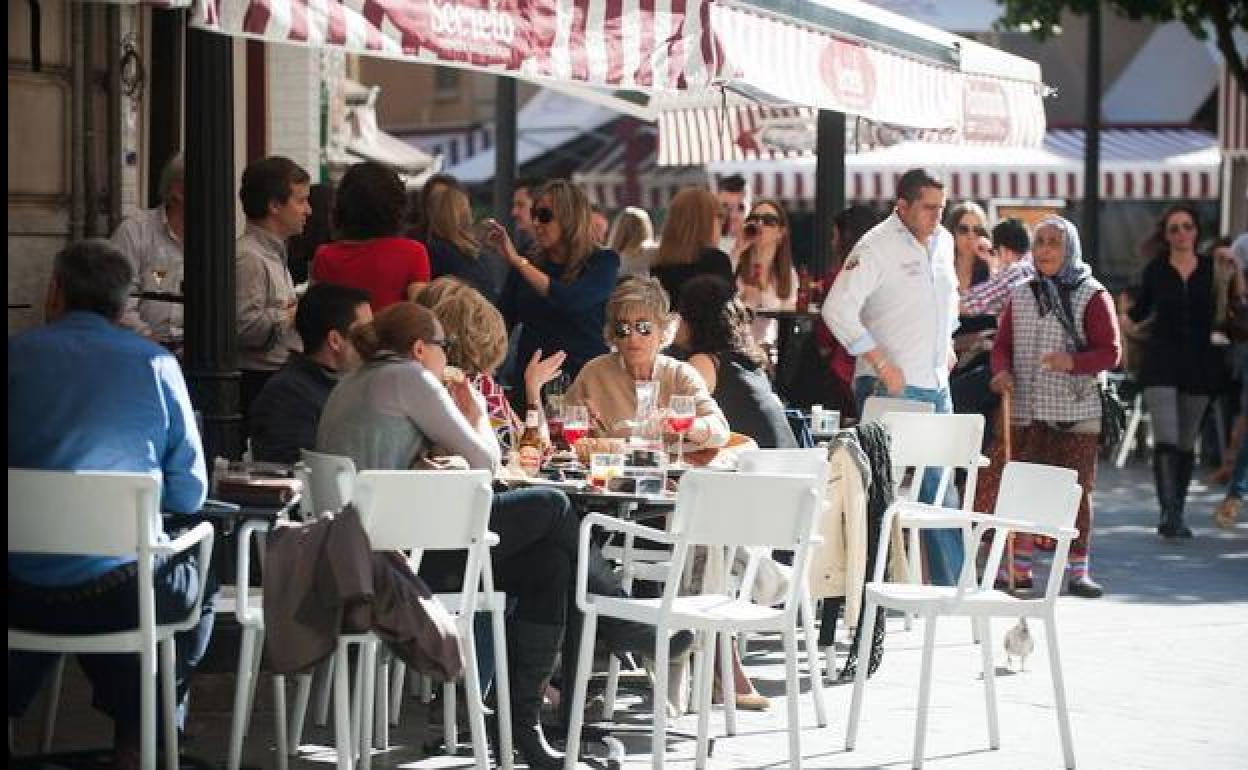 Turistas en Murcia en una foto de archivo.