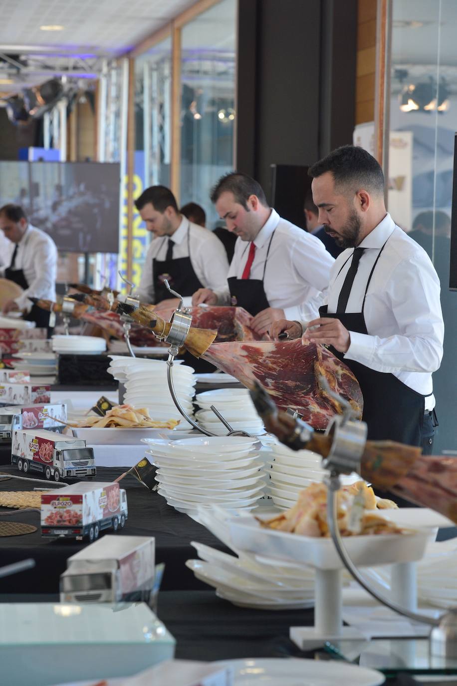 El sevillano gana el III Concurso de Cortadores Profesionales de Jamón, organizado por eLPOZO, en la octava edición de Región de Murcia Gastronómica