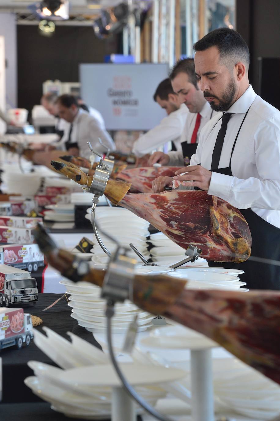 El sevillano gana el III Concurso de Cortadores Profesionales de Jamón, organizado por eLPOZO, en la octava edición de Región de Murcia Gastronómica